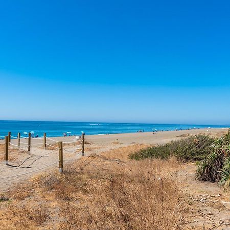 Exceptional Beachfront Complex With Pool In Costalita, Estepona Exterior foto