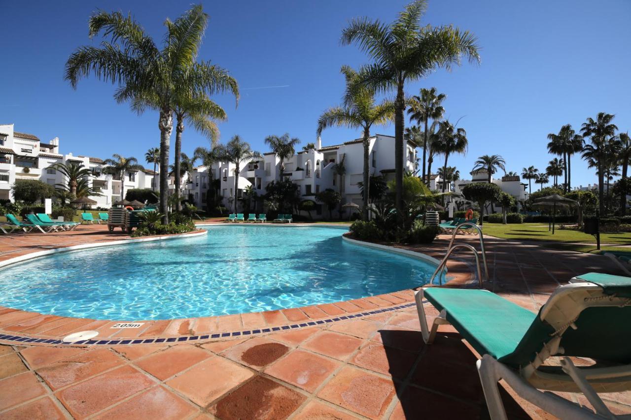 Exceptional Beachfront Complex With Pool In Costalita, Estepona Exterior foto