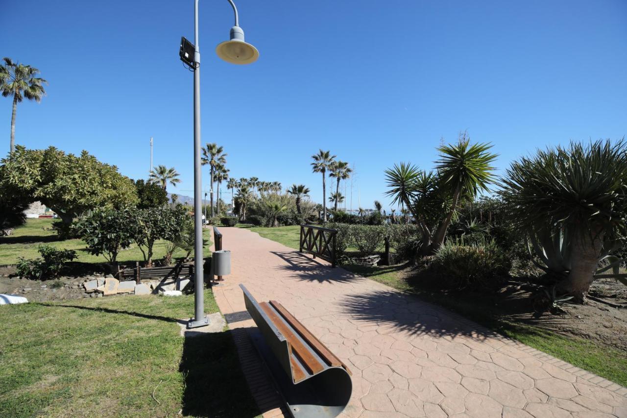 Exceptional Beachfront Complex With Pool In Costalita, Estepona Exterior foto