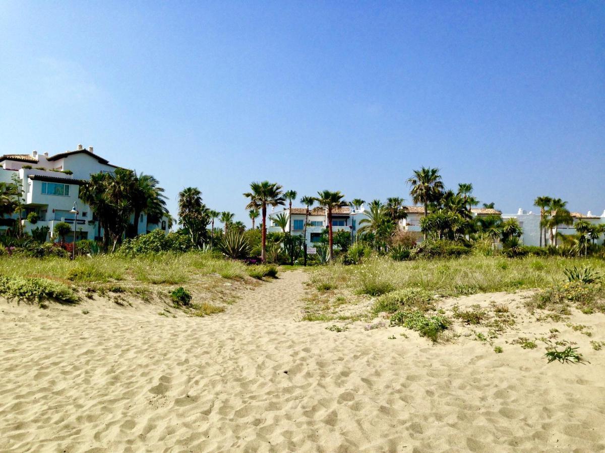 Exceptional Beachfront Complex With Pool In Costalita, Estepona Exterior foto